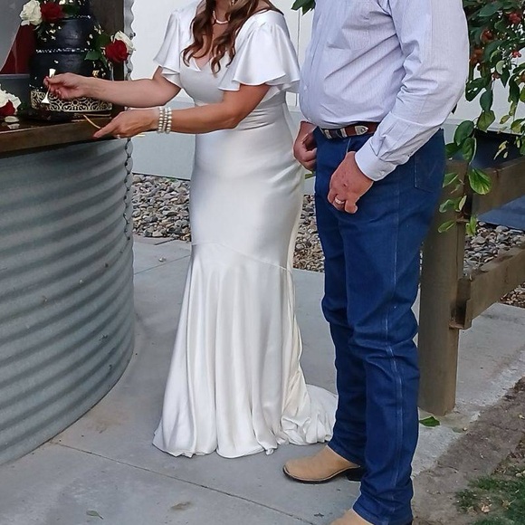 Ivory Flutter Sleeve V-Neck Maxi Mermaid Sexy Bridal Gown Wedding Dress - Picture 3 of 5